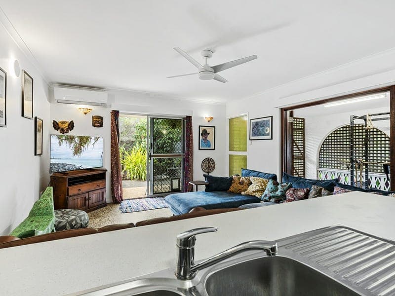 1 Granadilla Street, Holloways Beach — photo 1 of 5
