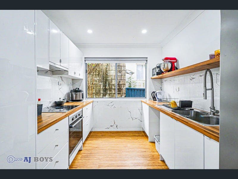 44 Cooleroo Cres, Southport — photo 1 of 5