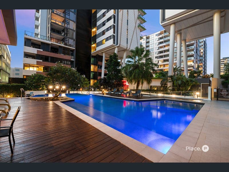 1002/9 Edmondstone Street, South Brisbane — photo 1 of 5