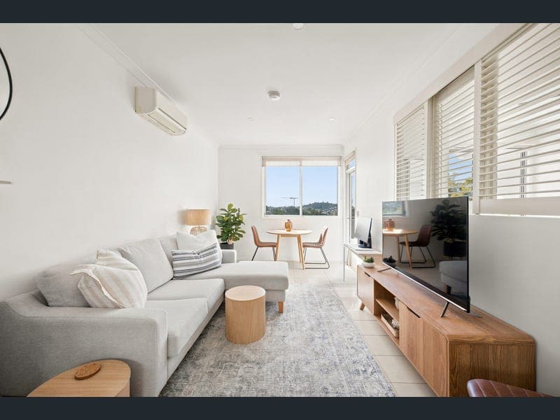 10/2 Ballymore Street, Kelvin Grove — photo 1 of 5