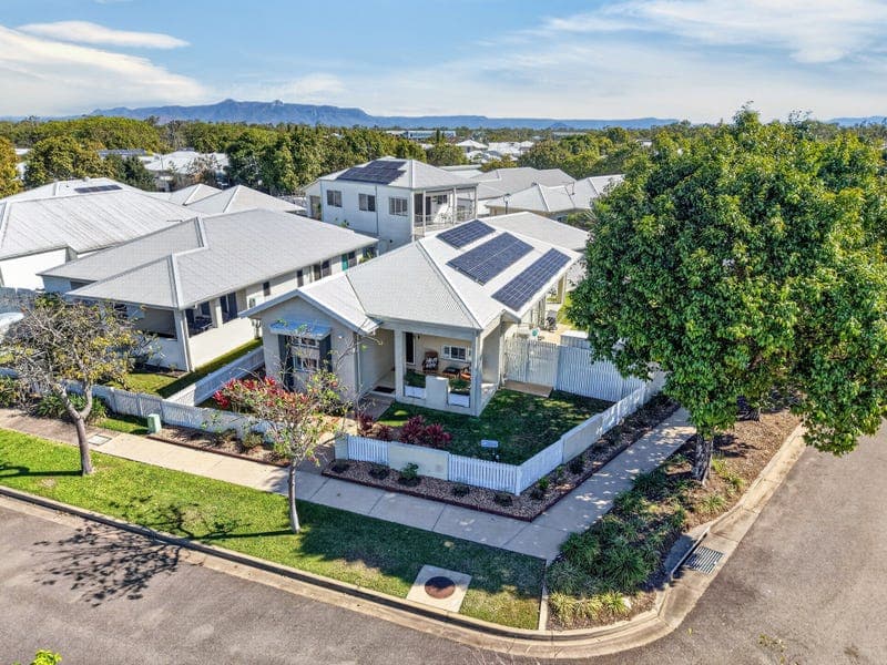 26 Huntsmans Crescent, Shaw — photo 1 of 5