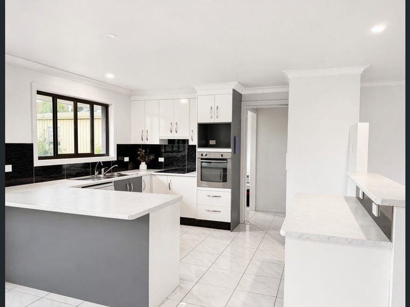 35 Hawker Road, Warwick — photo 1 of 5
