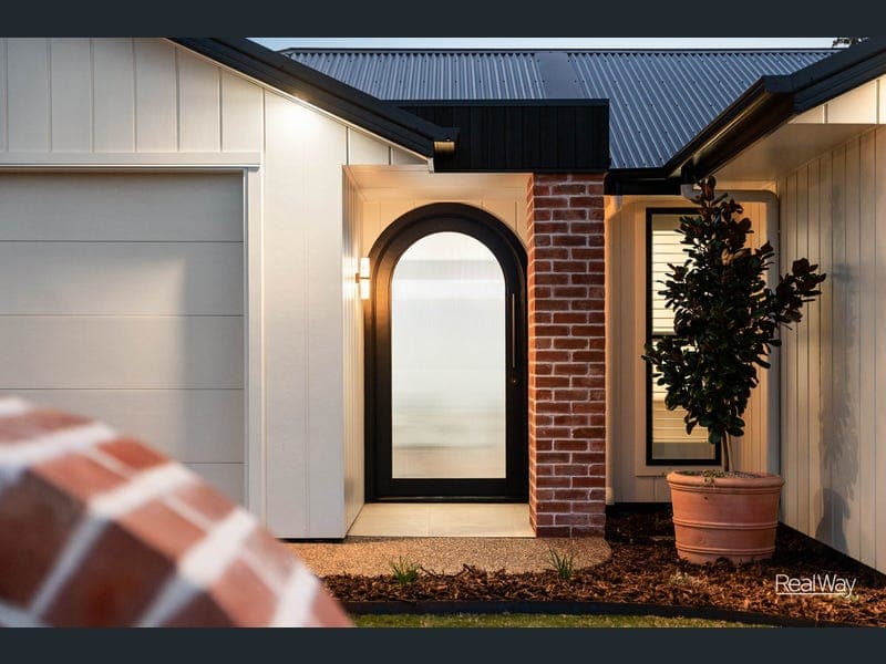 17 Mirambeena Drive, Highfields — photo 1 of 5