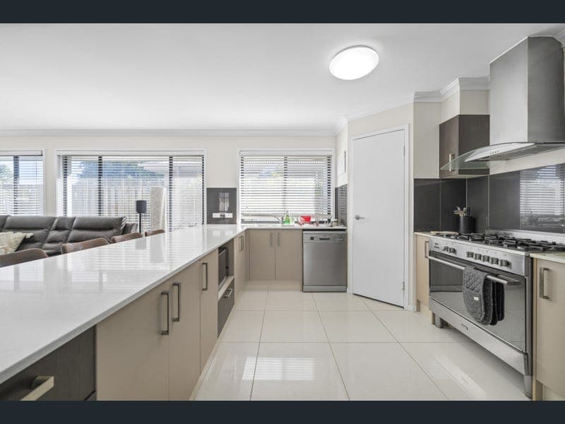 31 Pamphlet Lane, Coomera — photo 1 of 5