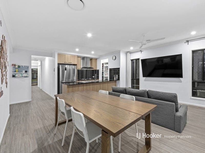 11 Bunya Drive, Park Ridge — photo 1 of 5