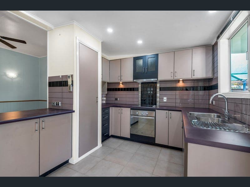 211 Pratten Street, Warwick — photo 1 of 5