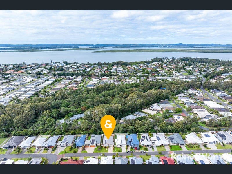 8 Noah Court, Redland Bay — photo 1 of 5
