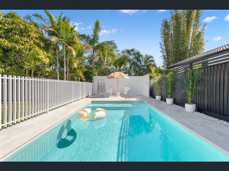 30 Crest Drive, Elanora — photo 1 of 5