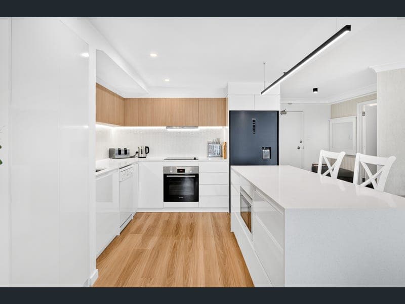 65/15 Victoria Avenue, Broadbeach — photo 1 of 5