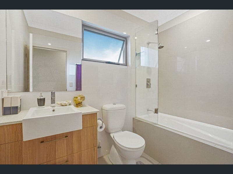2/4 Harold Street, Zillmere — photo 1 of 5