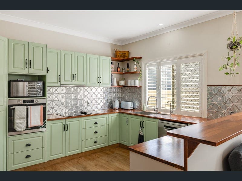 52 Llewellyn Street, Centenary Heights — photo 1 of 5