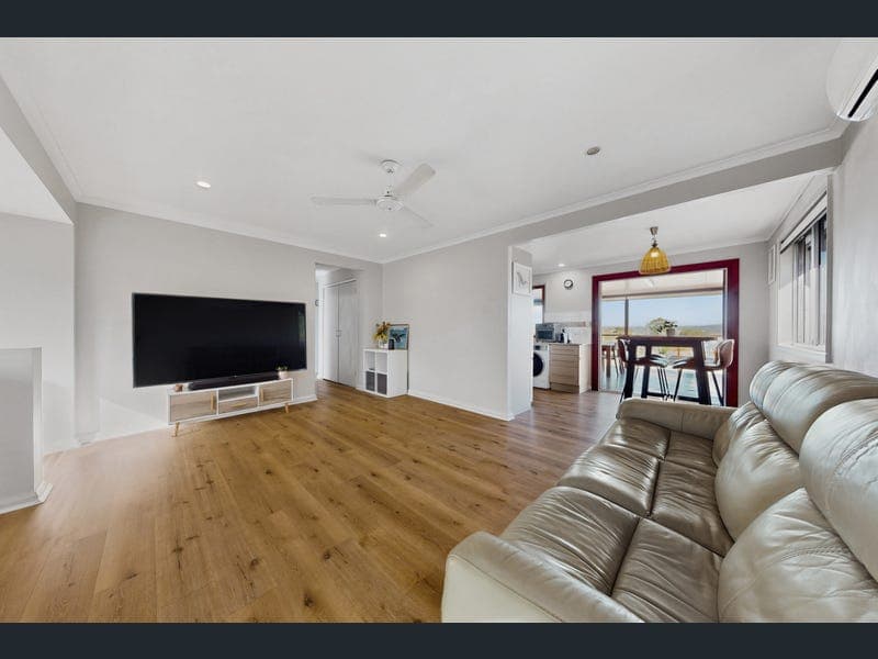 33 Lenore Crescent, Springwood — photo 1 of 5