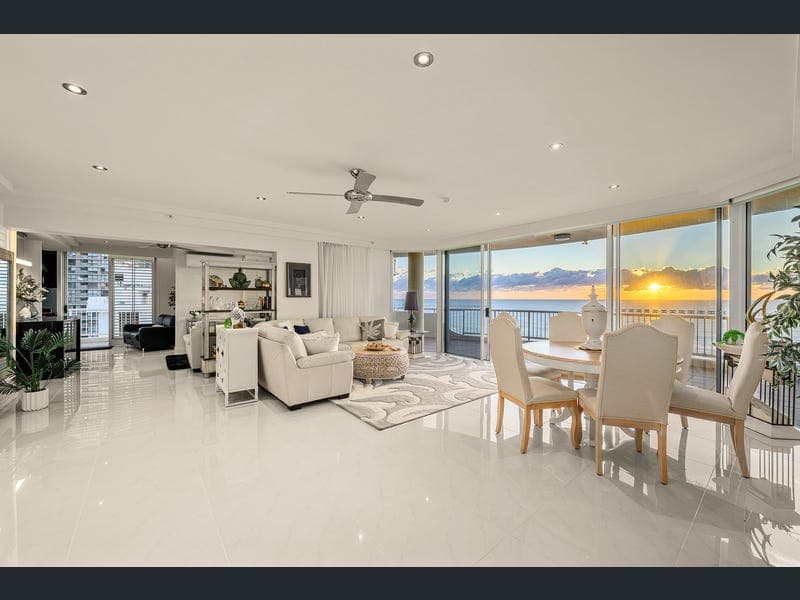 327/2-4 View Avenue, Surfers Paradise — photo 1 of 5