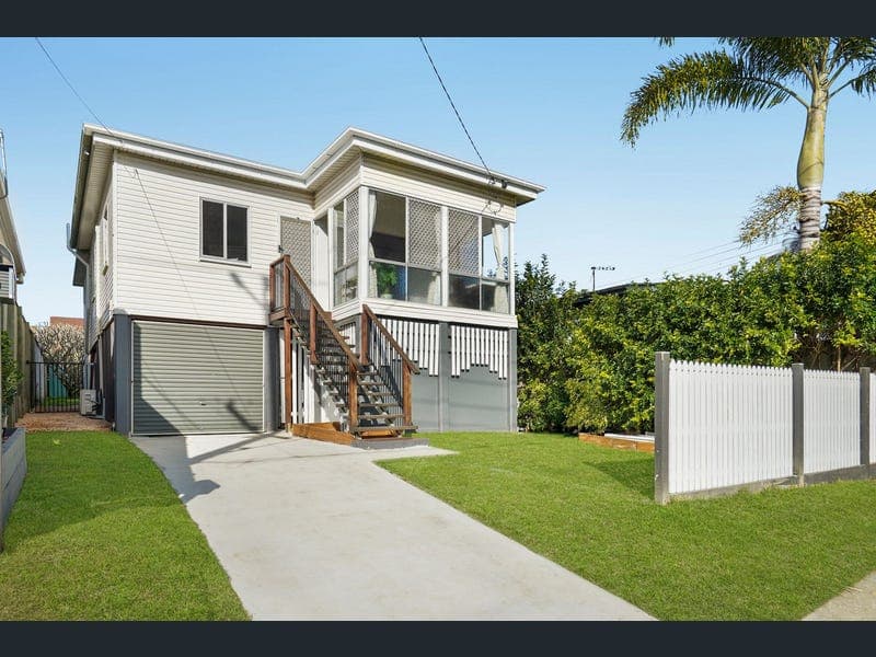 90 Oxley Avenue, Woody Point — photo 1 of 5