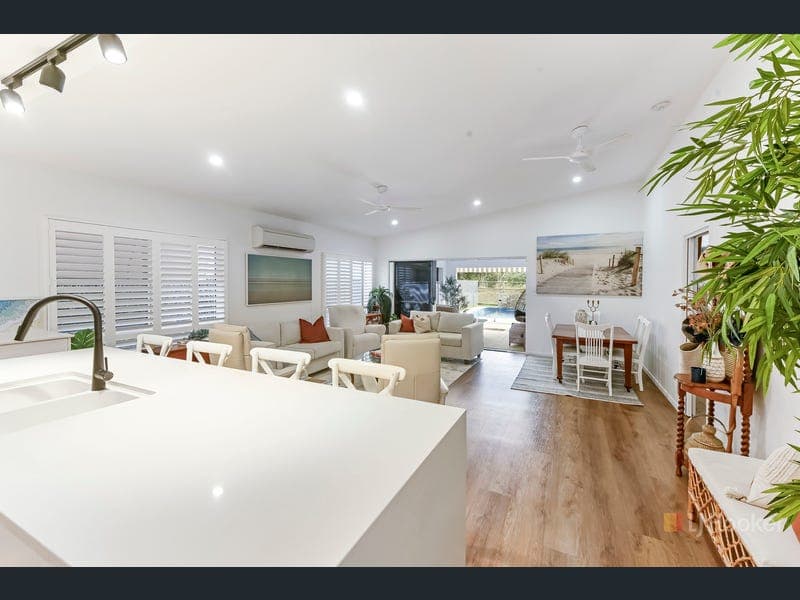 10 Seashore Crescent, Mackay Harbour — photo 1 of 5