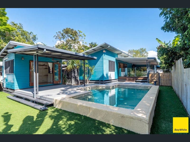 72 Tucker Street, Machans Beach — photo 1 of 5