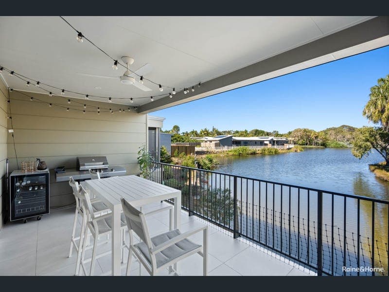 4/3 Shell Street, Urangan — photo 1 of 5