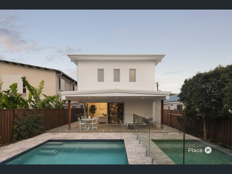 27 Outram Street, Lota — photo 1 of 5