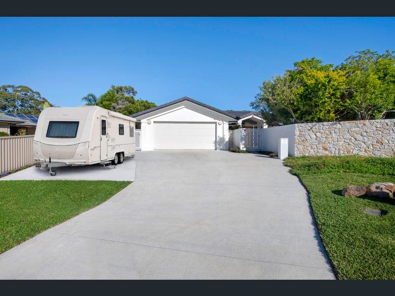 25 Karabella Court, Mermaid Waters — photo 1 of 5