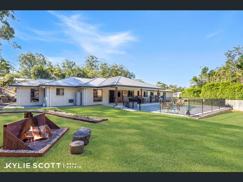 19 Banksia Street, Redland Bay — photo 1 of 5