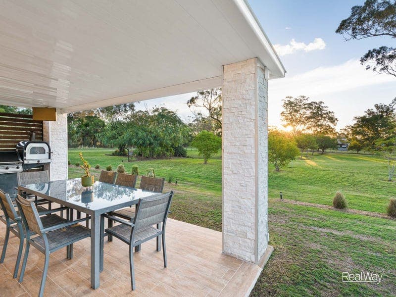 100 Peters Road, Meringandan West — photo 1 of 5