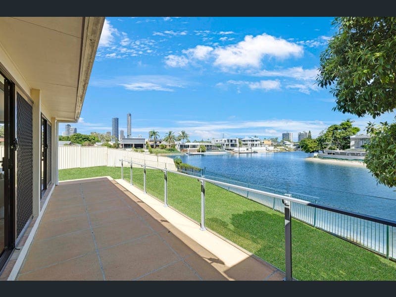 9 Aroona Avenue, Broadbeach Waters — photo 1 of 5