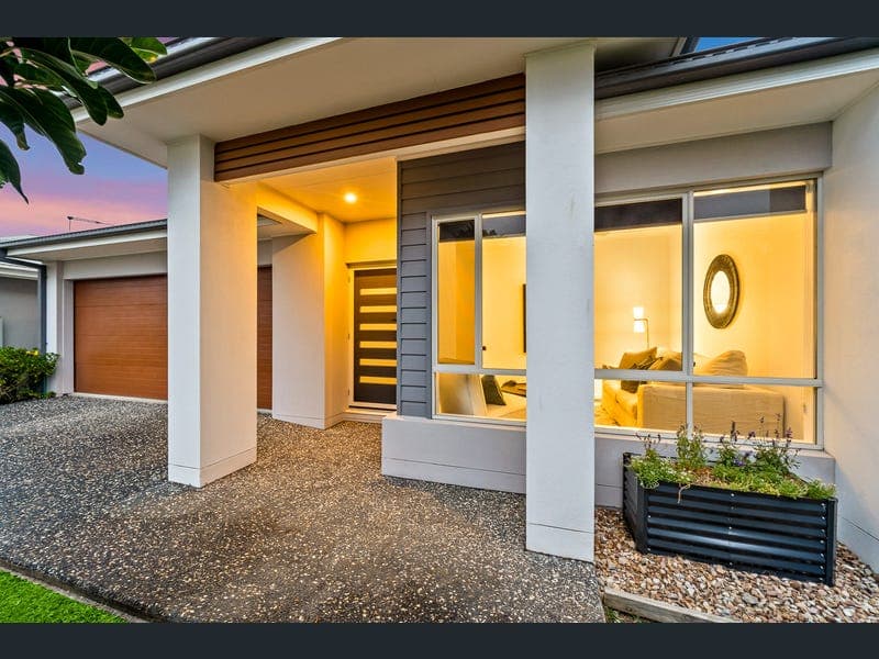38 Royal Crescent, Rochedale — photo 1 of 5