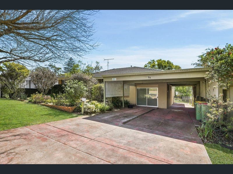 39 Wentworth Street, Centenary Heights — photo 1 of 5