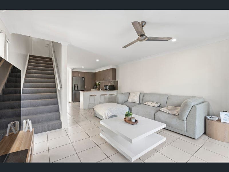 4/4 Rhiana Street, Pimpama — photo 1 of 5