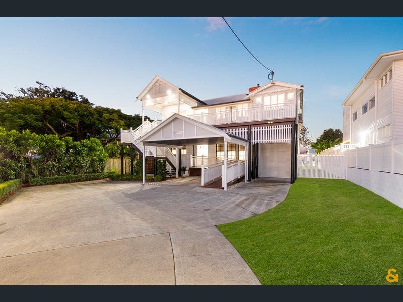 11 Waterloo Esplanade, Wynnum — photo 1 of 5