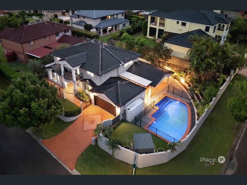 12 Woodland Street, Carindale — photo 1 of 5