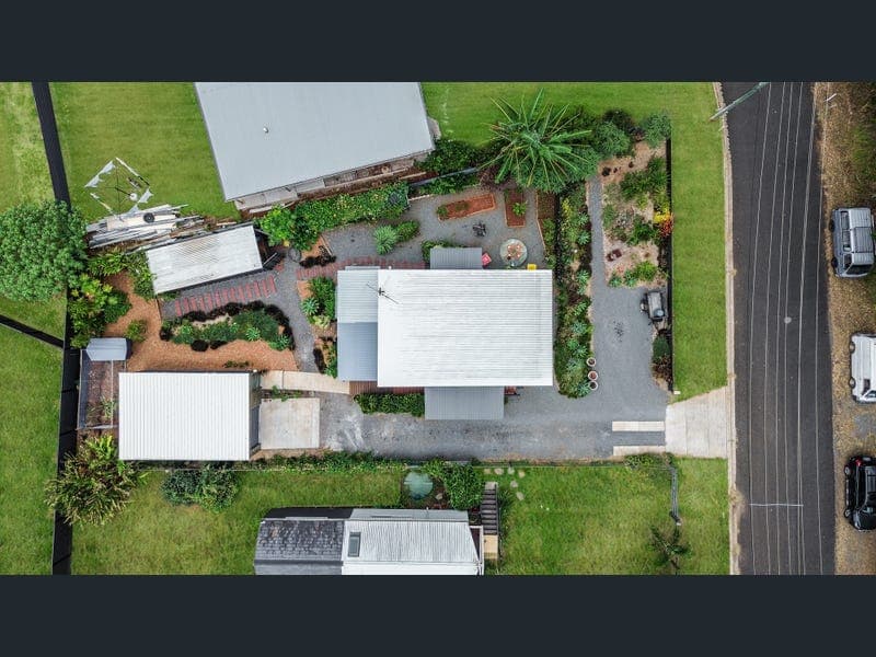 22 Waterside Dr, Macleay Island — photo 1 of 5