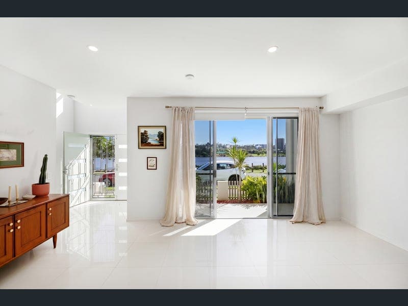 16 South Bay Drive, Varsity Lakes — photo 1 of 5