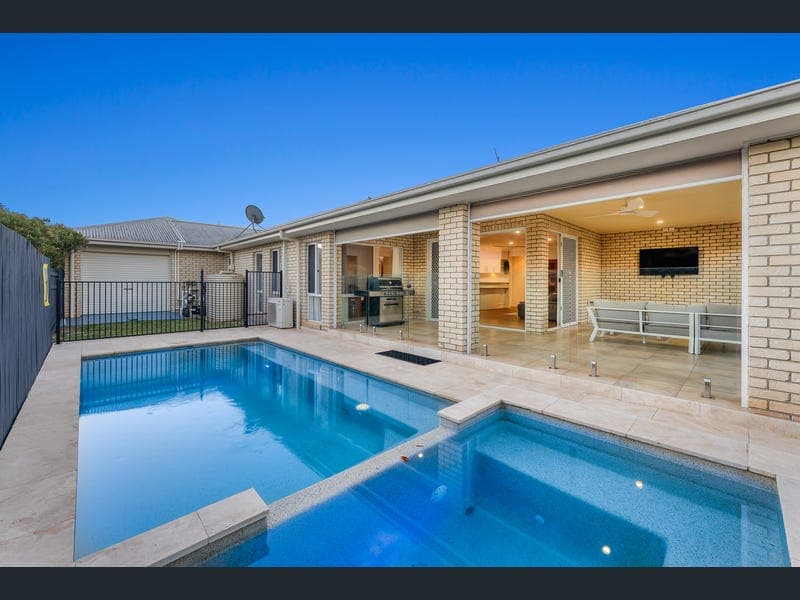 21 Hillcrest Court, Murrumba Downs — photo 1 of 5