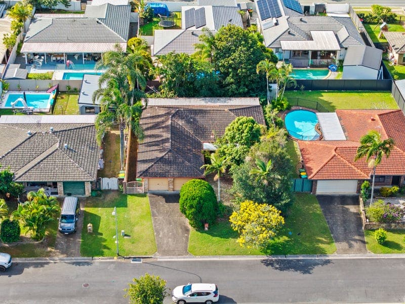 6 Timana Avenue, Mermaid Waters — photo 1 of 5