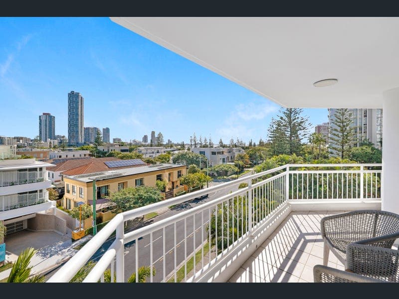 13/11-17 Hughes Avenue, Main Beach — photo 1 of 5