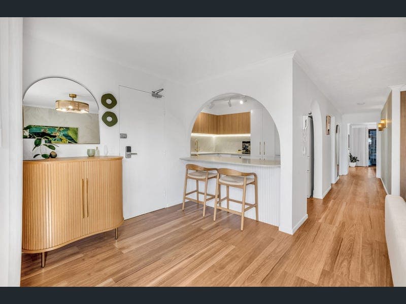 17/22 Second Avenue, Broadbeach — photo 1 of 5