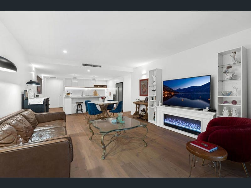 12/10 Bay Terrace, Wynnum — photo 1 of 5