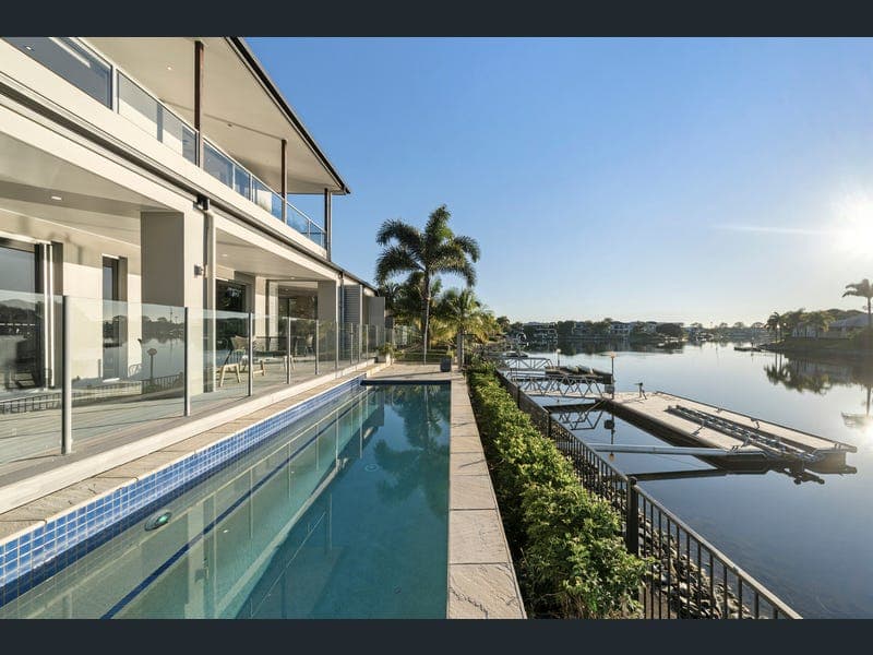 10 Calmwater Crescent, Helensvale — photo 1 of 5