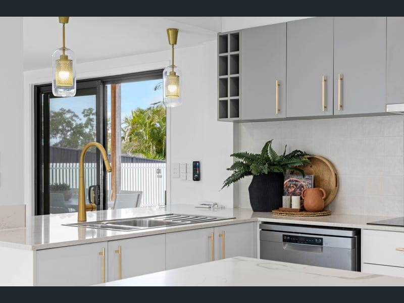 11 Ridgevale Drive, Helensvale — photo 1 of 5