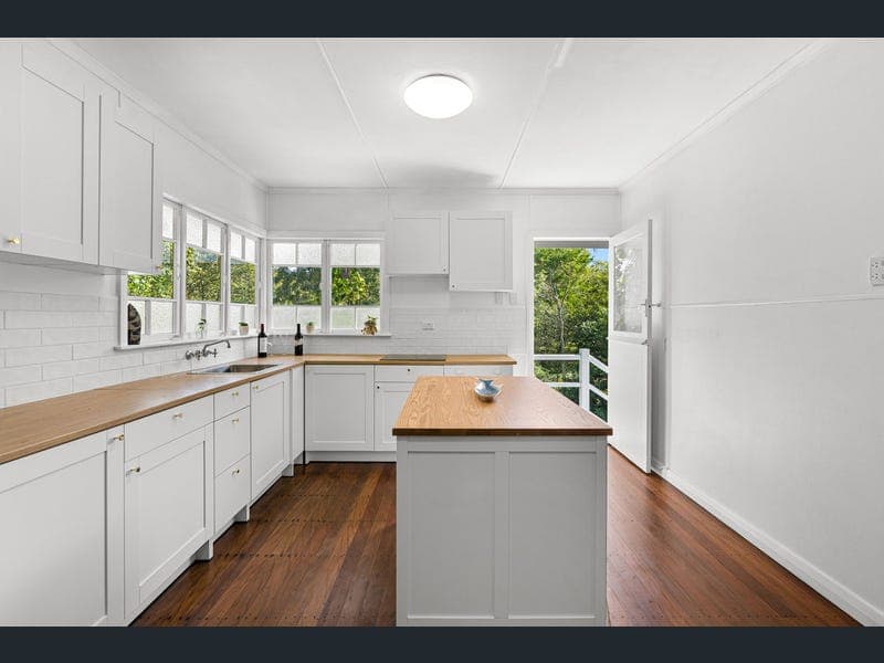 28 Byrneside Terrace, Wynnum — photo 1 of 5