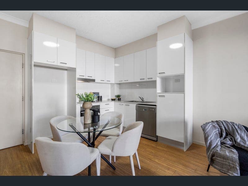 10/11 Lyons Terrace, Windsor — photo 1 of 5