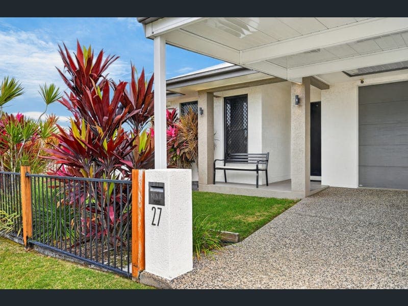 27 The Grange, Shaw — photo 1 of 5