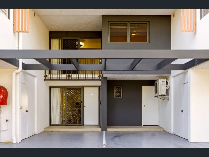 14/10 Grand Parade, Kawana Island — photo 1 of 5