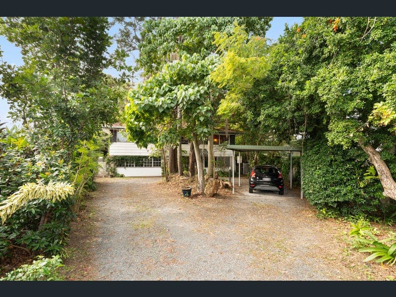 8 Lakeside Avenue, Broadbeach Waters — photo 1 of 5