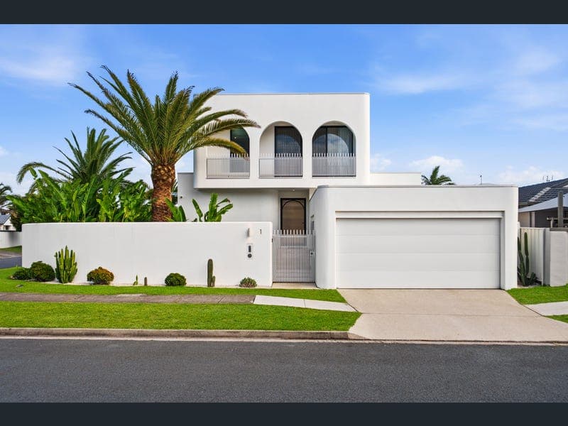 1 Seahawk Crescent, Burleigh Waters — photo 1 of 5