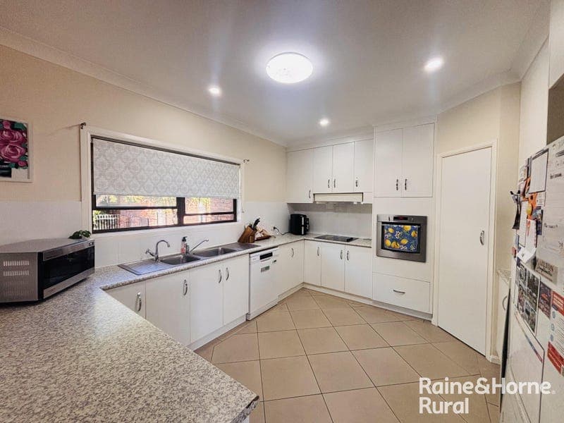 12 Marsden Court, Roma — photo 1 of 5