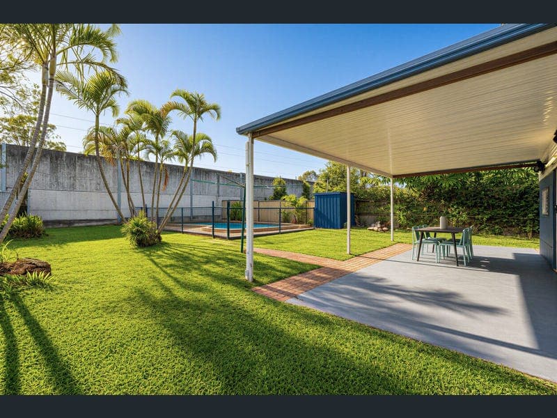 24 Clare Avenue, Wynnum West — photo 1 of 5