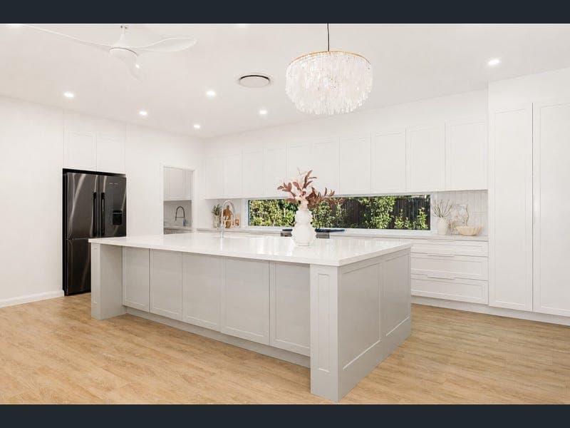 10 Mayfair Crescent, Baringa — photo 1 of 5