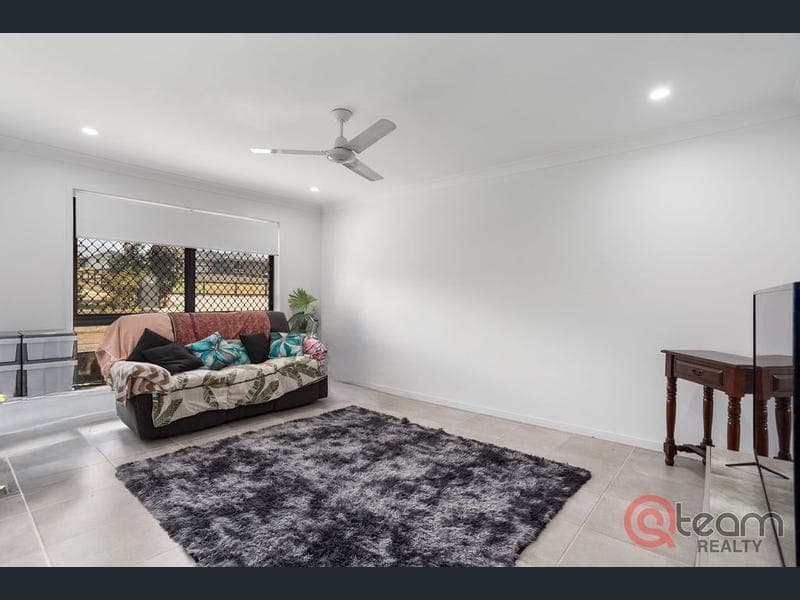 32 Harvest Road, Meringandan West — photo 1 of 5
